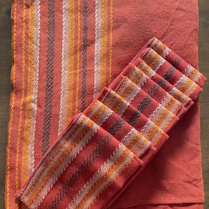 Duży, zabytkowy obrus, 8 serwetek, styl boho, lata 70., ciepłe kolory, 60”x80”
