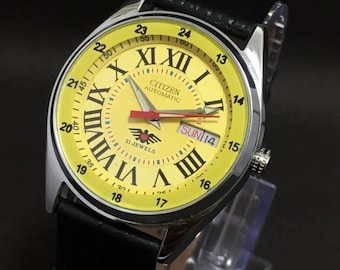 Relógio de pulso masculino vintage Citizen automático nº 8200 com dia/data, mostrador amarelo, fabricado no Japão.