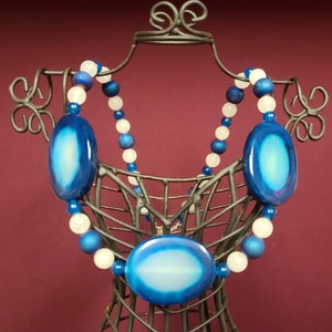 Dyed Blue Agate and White Jade Beaded Necklace