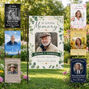 Può includere: Una collezione di bandiere da giardino rettangolari con disegni commemorativi che includono foto di persone, nomi e date. Ogni bandiera mostra testi come In Loving Memory o Forever in Our Hearts, decorati con motivi floreali o di vegetazione.