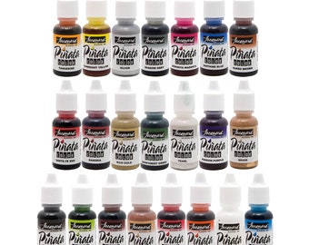 Op de afbeelding: Een set van 24 flesjes alcoholinkt in verschillende kleuren, waaronder mandarijn, felgeel, zilver, schaduwgrijs, sorita magenta, saffierblauw, bruine ezel, santa fe rood, sangria, rijk goud, regenwoudgroen, parel, passieviolet, messing, vanille zwart, limoengroen, mahana bruin, koper, chilipeper, calabaza oranje, blanco blanco en baja blauw. De flesjes zijn gelabeld met de merknaam "Jacquard" en de productnaam "Piñata Color".