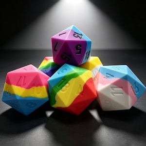 Puede incluir: Una colección de dados de veinte caras multicolores dispuestos en un grupo. Cada dado presenta una combinación única de colores vibrantes que incluyen rosa, amarillo, azul, rojo, morado y blanco, con números negros o blancos grabados en las caras.