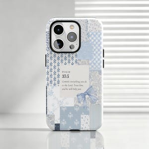 Etui na telefon Christian Coquette, niebieska patchworkowa kołdra z uroczym wersetem biblijnym „Jezus Bóg”, iPhone 17, 16, 15, 14, 13, 12, 11, Samsung S26, S25, S24