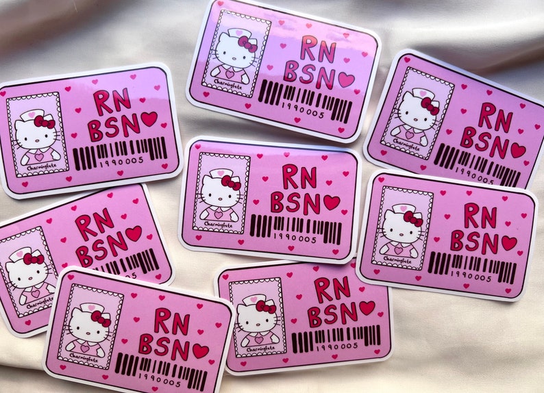 Puede incluir: Nueve pegatinas rosas con una imagen de dibujos animados de Hello Kitty vestida de enfermera. Cada pegatina tiene el texto "RN BSN" y un c&oacute;digo de barras con el n&uacute;mero "1990005".