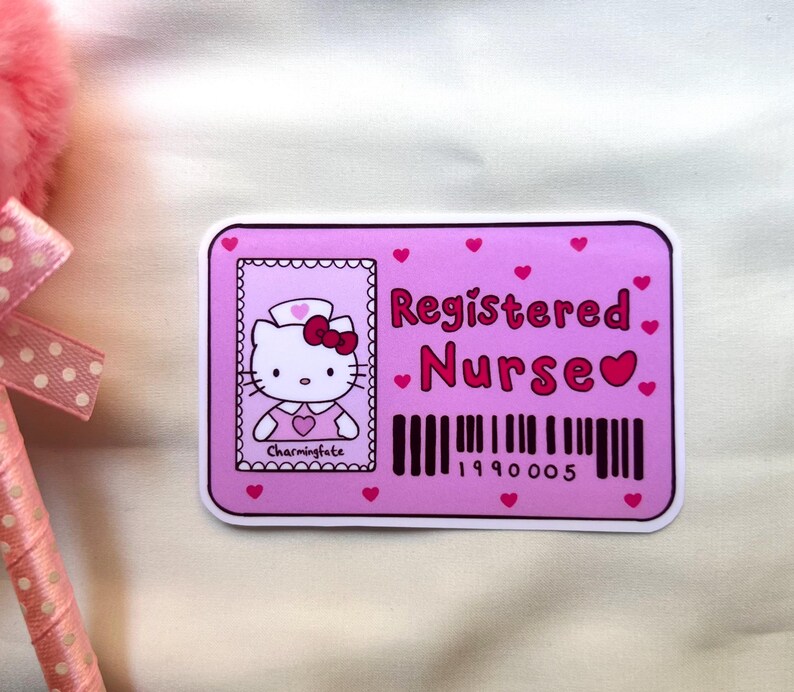Puede incluir: Pegatina rosa y blanca con un personaje de dibujos animados de Hello Kitty con un uniforme de enfermera. La pegatina dice "Registered Nurse" con un s&iacute;mbolo de coraz&oacute;n y un c&oacute;digo de barras con el n&uacute;mero 1990005.
