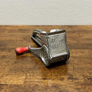 Râpe à fromage rotative manuelle Mouli vintage, accessoire pour râper fin, manche en bois rouge, fabriqué en France