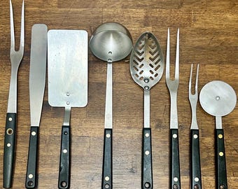 Vintage Ekco Forge Schöpfkelle aus schwarzem Verbundstoff, geschlitzter Löffel oder Schnitzgabel, Pfeilspitze aus Flint, Edelstahl, einzeln erhältlich