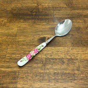 Cuchara de té floral vintage, cuchara de cerámica con mango de rosa, cubiertos de rosa rosa, cuchara de postre de acero inoxidable, decoración de cocina estilo cottagecore
