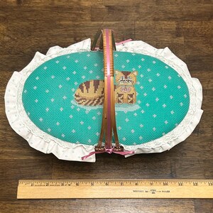 Cesta de costura de mimbre vintage, cesta para punto de cruz con forma de gato, almacenamiento de manualidades forrado con tela con volantes de los años 80, decoración de costura rústica imagen 12
