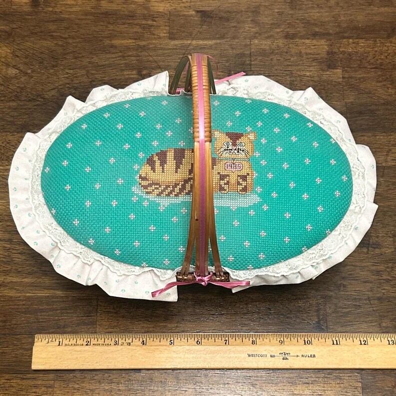 Cesta de costura de mimbre vintage, cesta para punto de cruz con forma de gato, almacenamiento de manualidades forrado con tela con volantes de los años 80, decoración de costura rústica imagen 12