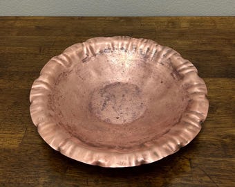 Vintage kopparskål med krympt kant, rund serveringsskål, rustik lantlig köksinredning, 9,5” trumguldfärgad frukt- eller brödskål