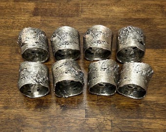 Juego de 8 servilleteros de corteza de abedul de Michael Michaud, decoración de mesa con temática de bosque en peltre.