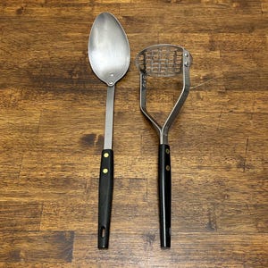 Cuchara para servir o machacador de papas vintage de acero inoxidable, mango negro, utensilio de cocina fabricado en EE. UU., se vende individualmente.