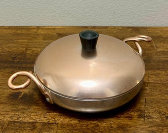Sartén vintage Wear-Ever Hallite de aluminio anodizado color cobre, con mango retorcido y tapa, utensilios de cocina de mediados de siglo.
