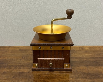 Molinillo de café manual antiguo, molinillo de café de manivela, caja de madera con tolva de tono latón, molinillo de muelas.