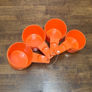 Set di 4 misurini impilabili Tupperware arancioni in stile vintage, utensili da cucina retrò per la pasticceria.