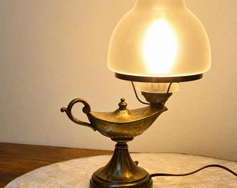 Lámpara de mesa vintage Aladdin Genie, pantalla de globo de cristal esmerilado, luz de acento estilo Hollywood Regency en tono latón