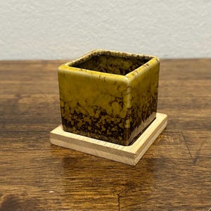 Mini maceta de cerámica vintage con platillo de bambú, esmalte con efecto goteo en tonos amarillo y marrón, maceta cúbica de 5 cm.