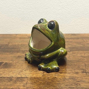 Vintage Keramik-Frosch-Pflanzgefäß, grüner Schwammhalter mit offenem Maul, signiert Jeanette Retro Kitchen Pot, 11,4 cm