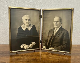 Marco de fotos doble de latón vintage de 5x7 pulgadas, marco plegable con bisagras, esquinas ornamentadas y patas esféricas, parte trasera de terciopelo.