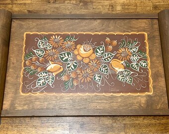 Vintage handbemaltes Folk Art Holztablett, Pennsylvania Dutch Floral Serviertablett, signiert “Love Mother ’39”, Primitives Americana Dekor