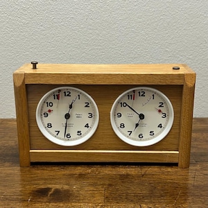 Orologio da scacchi vintage H. Koopman Dordrecht, cronometro meccanico olandese per tornei, cassa in legno di metà secolo, cronometro analogico per partite, ticchettio su entrambi i lati.