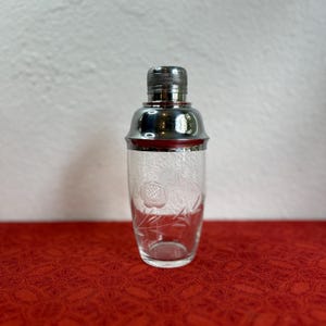 Mid-Century Glass Cocktail Shaker, Made in Japan, Vintage Etched Rose Glass - Retro Barware, Gift for Bartenders