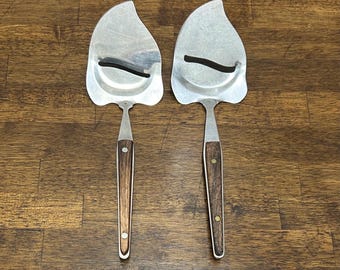 Cortador de queso vintage, fabricado en Japón, mango de madera con remaches, cuchilla de acero inoxidable. Se vende por unidad.