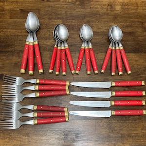 Vintage rött bestickset, 24 delar bistrobestick, tillverkat i Japan, mässingnitar och detaljer, retro silverbestick