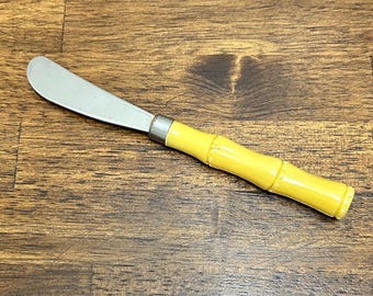 Esparcidor de mantequilla vintage con mango de bambú amarillo, Tiki de acero inoxidable