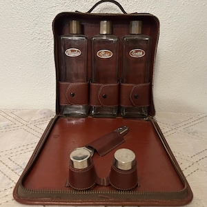 Valigetta da viaggio per cocktail in pelle marrone vintage Bosca, kit per cocktail con bottiglie di liquore in vetro, tazze in acciaio inossidabile e apribottiglie o apribottiglie