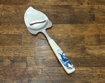Cortador de queso Delft vintage con mango de cerámica en forma de molino de viento, utensilio de cocina azul y blanco de Holanda.
