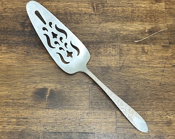 Servidor de tartas vintage con diseño de rosa y hoja, plateado, 1937, National Silver Co. Servidor de postres perforado, utensilio para servir con motivos florales.
