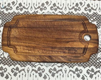 Tabla de cortar gourmet vintage de madera de hierro y acacia, bloque de carnicero de madera con ranura para jugos, tabla rústica para servir embutidos.
