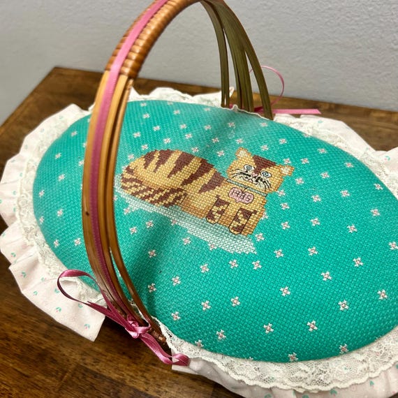 Vintage Wicker Sewing Basket, Cross Stitch Cat Basket, 1980s Ruffled Fabric Lined Craft Storage, Cottage Sewing Decor