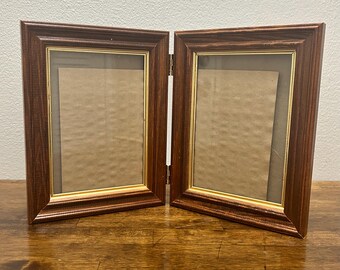 Marco de fotos vintage de madera maciza con doble bisagra, marco de escritorio plegable de 5x7 pulgadas, marco doble con detalles de latón, ideal para exhibir fotos de aniversarios de boda.