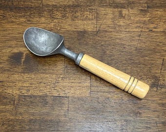 Cuchara para helado vintage de aluminio fundido, cucharón para helado con mango de madera, utensilio de cocina rústico.