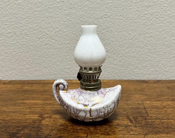 Lámpara de aceite vintage en miniatura, estilo botella de genio de porcelana con salpicaduras doradas, lámpara decorativa pequeña, decoración de tocador, acento cottagecore