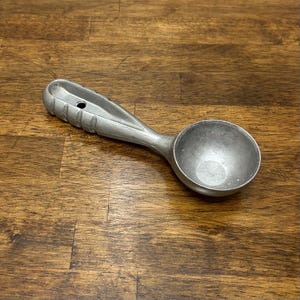 Cast Aluminum Vintage Hollow Handle Ice Cream Scoop, 2” Round