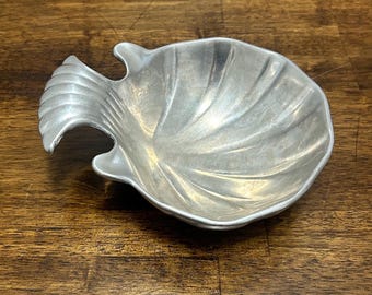 Vintage Wilton Armetale schaal met handvat, RWP Coastal serveerschaal, schaal voor snoep, noten en andere kleine voorwerpen in de vorm van een schelp