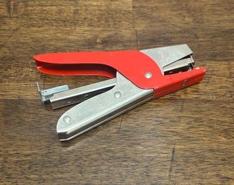 Grapadora tipo alicate Arrow P66 vintage, grapadora de metal roja y cromada, grapadora industrial para oficina, herramienta de escritorio de mediados de siglo, fabricada en EE. UU.