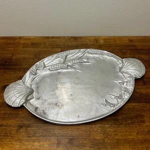 Bandeja ovalada vintage de aluminio Arthur Court, con asas en forma de concha y borde floral de trigo, bandeja grande para servir, 1986.