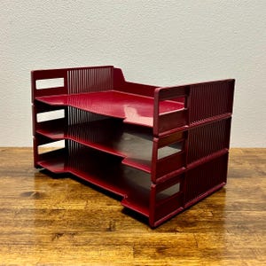 Bandeja organizadora de escritorio vintage Eldon color burdeos, apilable, de 3 niveles, para oficina, estilo moderno de mediados de siglo.