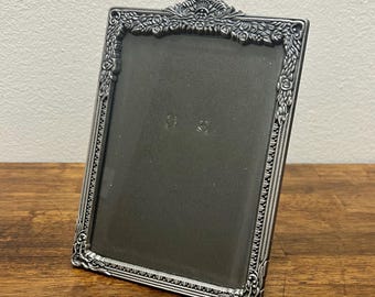 Marco de fotos vintage de 5x7 pulgadas, ornamentado, en tono plateado, estilo victoriano, con escudo floral para mesa.