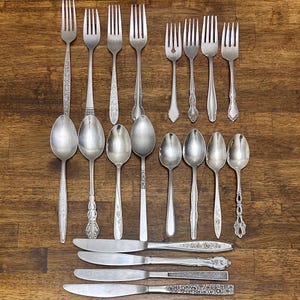 Juego de cubiertos vintage desiguales - Rosa, Floral - Cubiertos de acero inoxidable bohemios eclécticos para combinar, servicio para 11