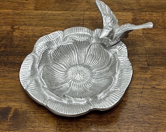 Plato decorativo vintage de peltre con forma de pájaro, organizador de joyas con motivos florales, soporte para anillos, pequeño plato para dulces, decoración bohemia ecléctica.