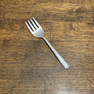 Vintage Oneida Cherie babygaffel, rostfritt bestick med blommig rullning, barngaffel, reservbestick