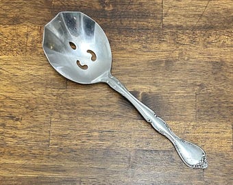Cuchara para servir cazuela con diseño de concha perforada, de acero inoxidable, marca Manoir by Towle.