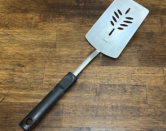 Espátula perforada vintage con ranuras y mango negro - Hoan