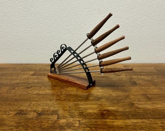 Juego de 6 tenedores para fondue vintage con soporte, mangos de palisandro, brochetas de acero inoxidable, estilo de mediados de siglo.